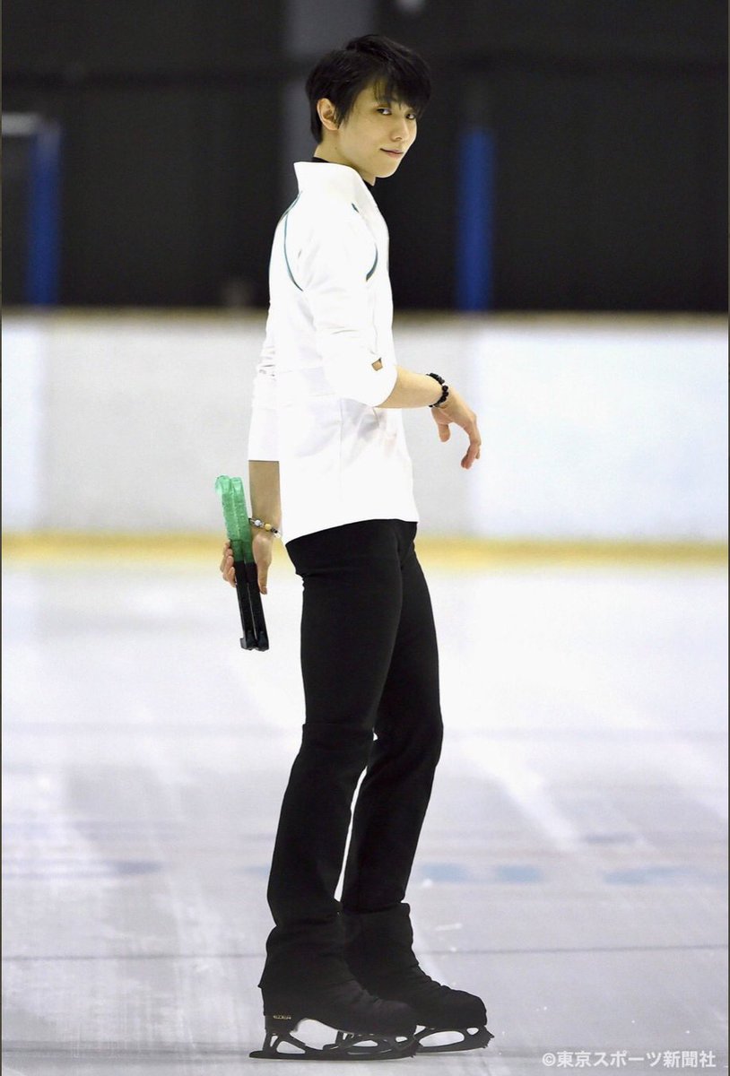 123TheIsland's tweet photo. In the chaotic days that we are living now, even just a photo of #HanyuYuzuru Senshu is enough to take me to the wonderful memory of watching #SharePractice with over 100.000 people and make me smile.🥰 Thank you #YuzuruHanyu for being you. 🙏 https://t.co/bl1uoqHlXt