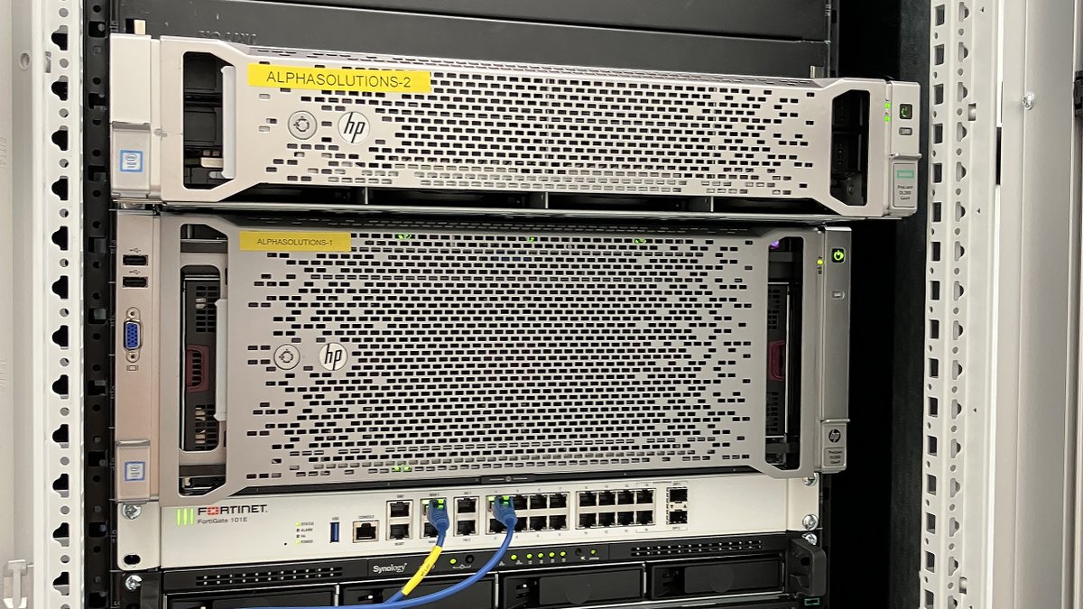 OscarActual's tweet photo. I've been in IT for 30 years. Wrote my first code at 9 on an Atari 800XE.

Today I run my business infrastructure entirely self-hosted. Own hardware. Own network. Own rules.
Cloud AI where it makes sense. Self-hosted everything else.

Here's what I've built and why 🧵 https://t.co/QsmYDApvIn