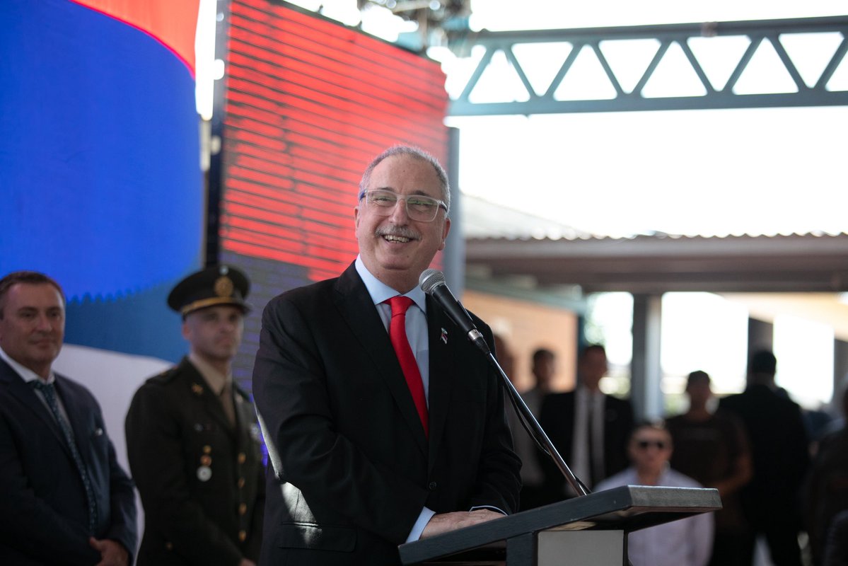 ¡La educación es un acto de amor! 
Feliz de compartir junto a nuestros estudiantes, familias y docentes el inicio del ciclo lectivo en la Escuela Nº 939 de San Javier. 📚👏🏻

🏫 En Misiones son más de 400 mil estudiantes y 30 mil docentes los que comienzan hoy la hermosa travesía