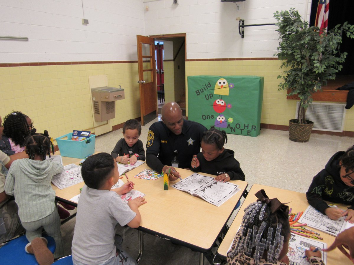 OliveBranch415's tweet photo. Our students enjoyed Coloring with the Community. Thank you to our amazing volunteers! https://t.co/eoXYM53JAv