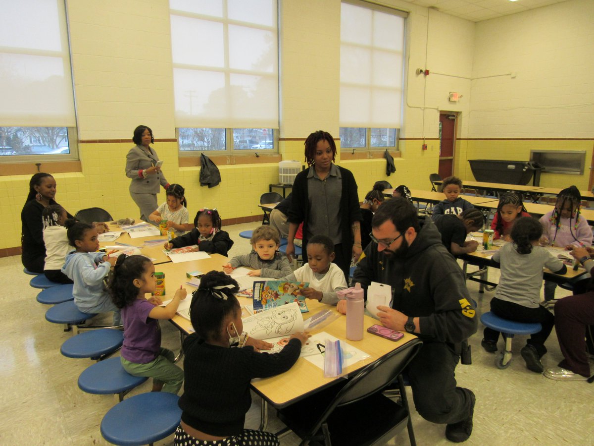 OliveBranch415's tweet photo. Our students enjoyed Coloring with the Community. Thank you to our amazing volunteers! https://t.co/eoXYM53JAv