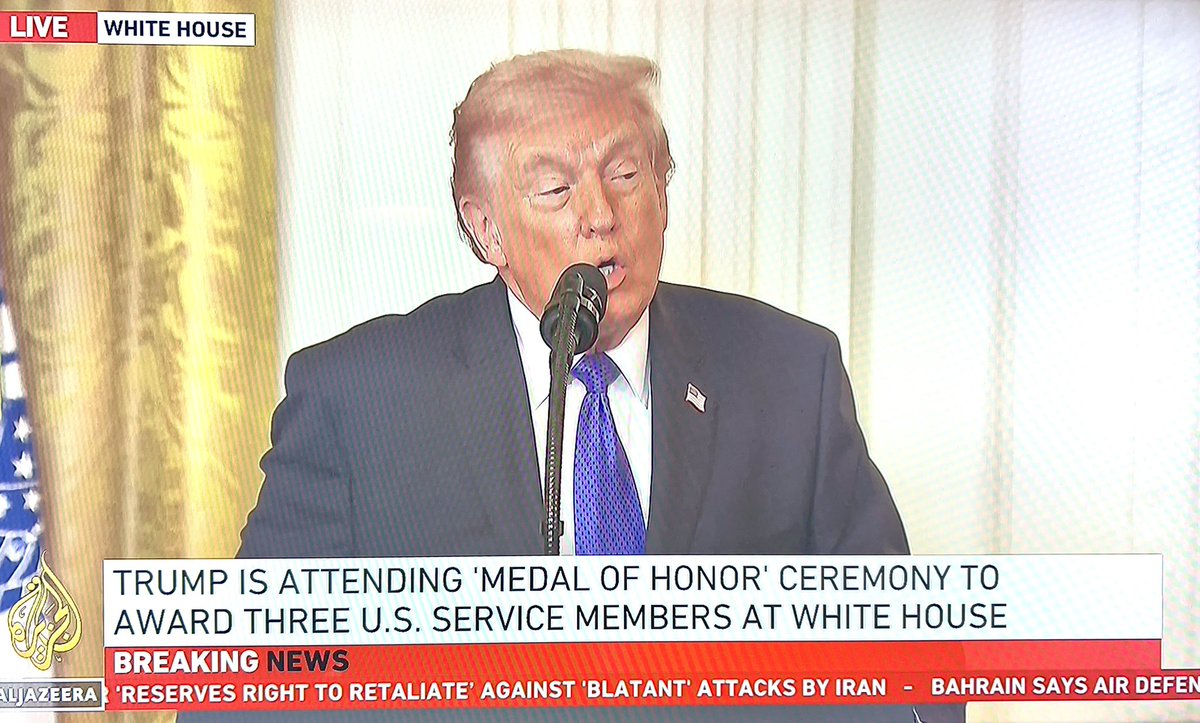 Bei seinem ersten Auftritt seit dem Angriff auf Iran, Verleihung der „Medal of Honor“ im White House, weicht Trump wieder vom Manuskript ab und preist minutenlang seinen bescheuerten Ballroom…  vor den Angehörigen der getöteten US-Soldaten. Unfassbar, what a moron