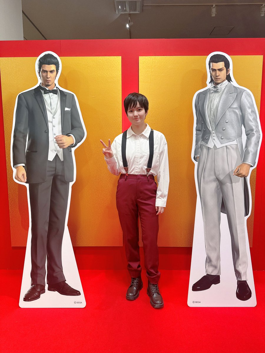 龍が如くの冠婚葬祭展に行って来ました。0が一番好きな私としてはカラの一坪が再現されてて胸熱でした。
東城会の椅子にも座れたことだし、なんか式場の隣に葬儀場があって献花も出来て、カオスな空間に胸がいっぱいです。

#冠婚葬祭展 #龍が如く