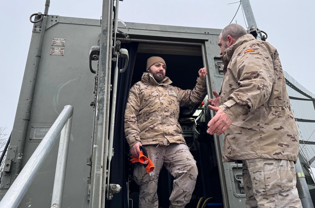EMADmde's tweet photo. El equipo técnico de radar del Destacamento Aéreo Táctico (DAT) Tigru trabaja diariamente para garantizar la operatividad del sistema.
Estas tareas de mantenimiento preventivo y la resolución de posibles incidencias son esenciales para asegurar su disponibilidad en zona de operaciones. 
Este radar ha superado las 25.000 horas de servicio para la protección del flanco este de la Alianza: un hito para el Ejército del Aire y del Espacio. 
#MOPS @EjercitoAire @NATO