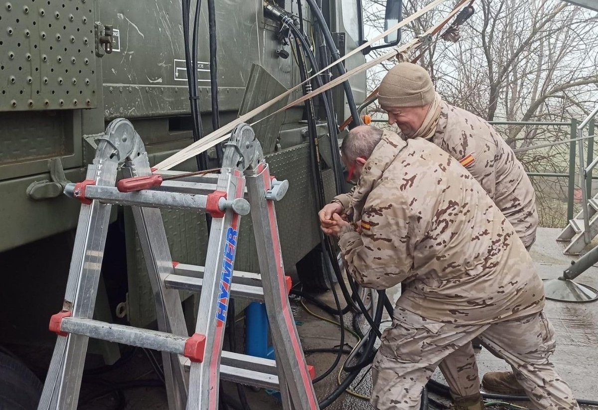 EMADmde's tweet photo. El equipo técnico de radar del Destacamento Aéreo Táctico (DAT) Tigru trabaja diariamente para garantizar la operatividad del sistema.
Estas tareas de mantenimiento preventivo y la resolución de posibles incidencias son esenciales para asegurar su disponibilidad en zona de operaciones. 
Este radar ha superado las 25.000 horas de servicio para la protección del flanco este de la Alianza: un hito para el Ejército del Aire y del Espacio. 
#MOPS @EjercitoAire @NATO