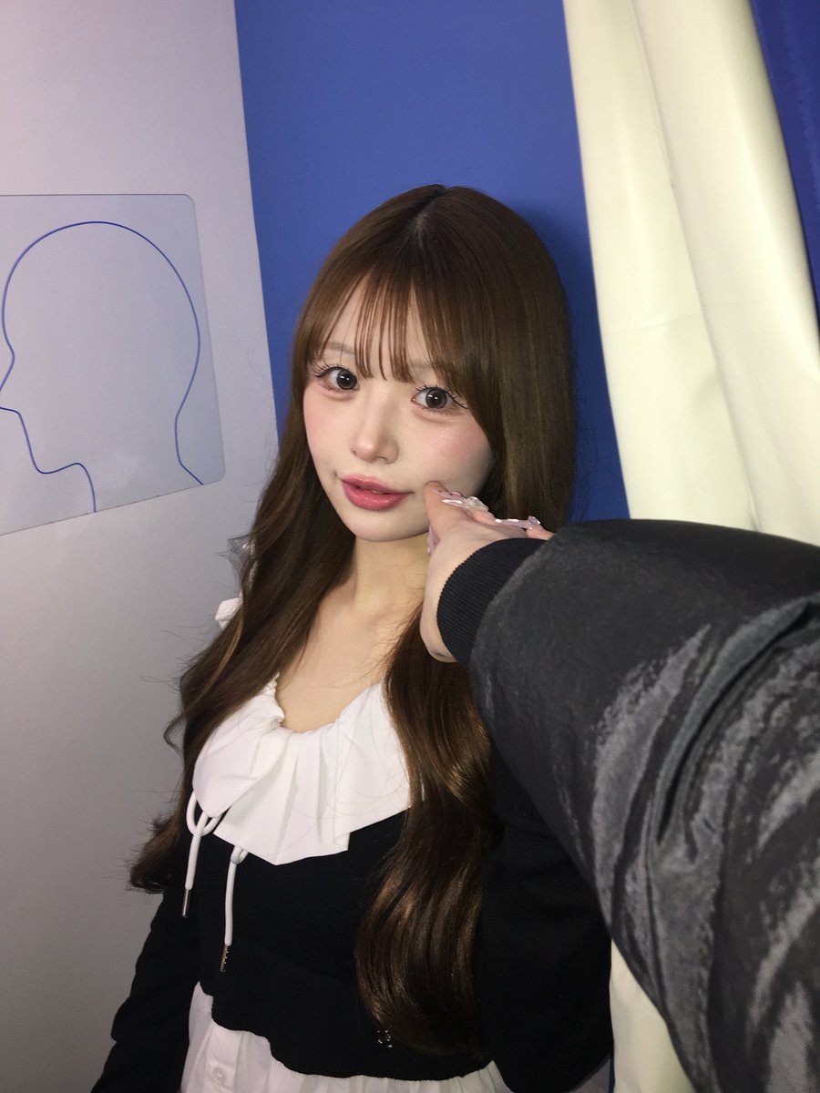 証明写真を盛るコツは、顎を引いて肩の力を落とす‼️メイクはいつもの1.5倍濃くする‼️特にチークとリップ(光飛びするからね)‼️前髪パッツンの人は少し眉毛見せると可愛く映るよ📸💕