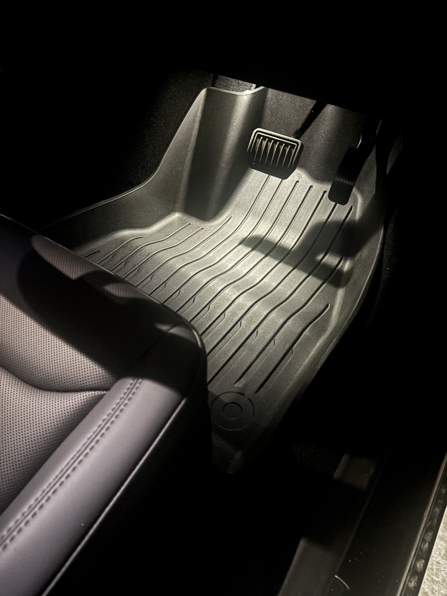 masatesla's tweet image. フロアマット取り付け完了！
見た目はピッタリ✨
雨降りそうだから、早めにつけられて良かった☂️
数日使ってみてまた報告します〜

#テスラ #Model3 #フロアマット