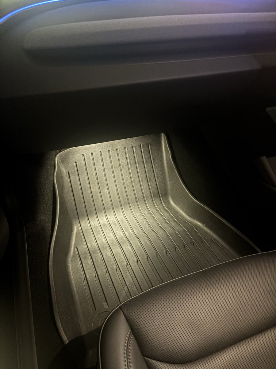 masatesla's tweet image. フロアマット取り付け完了！
見た目はピッタリ✨
雨降りそうだから、早めにつけられて良かった☂️
数日使ってみてまた報告します〜

#テスラ #Model3 #フロアマット