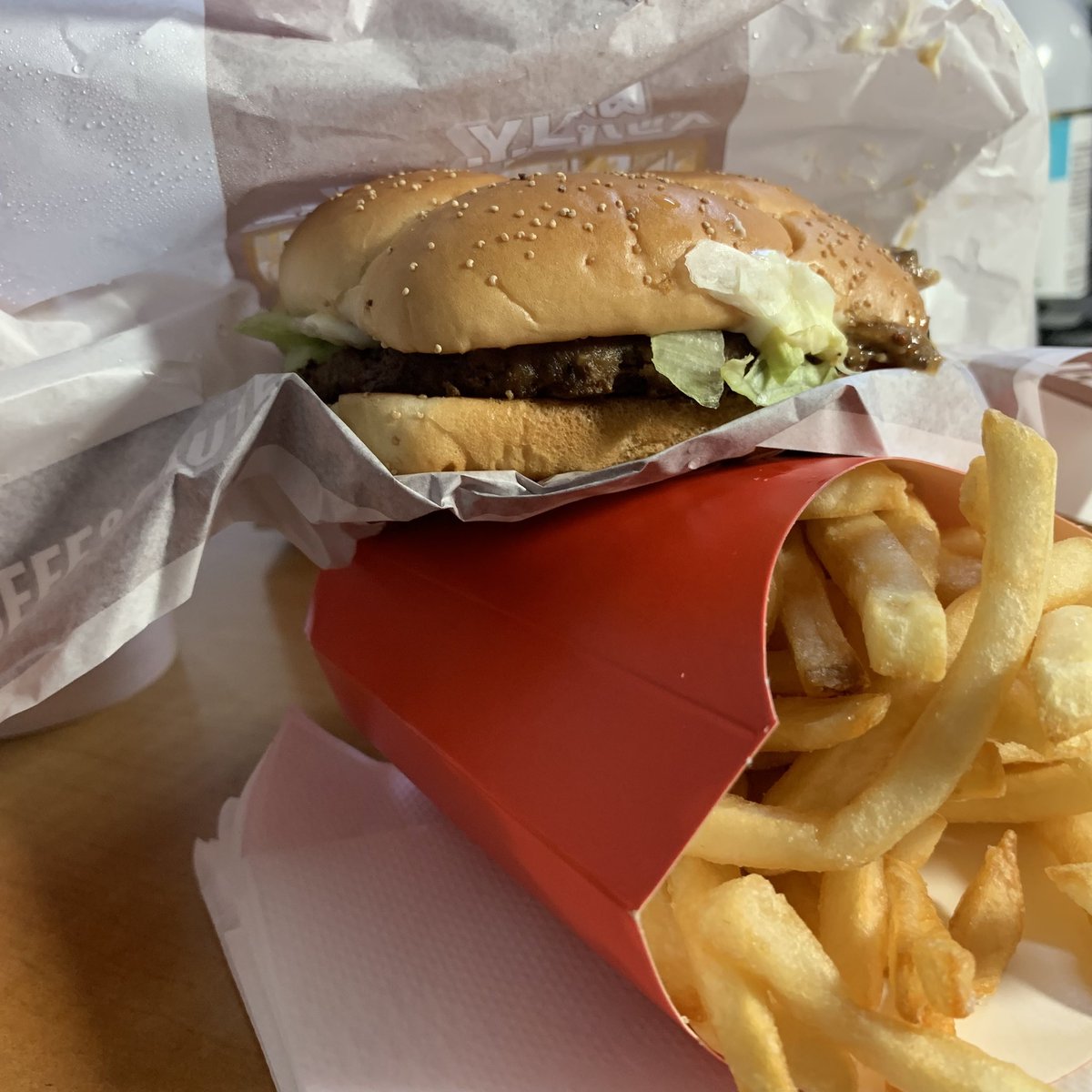 D_Dinner_Fukui's tweet photo. かなり久しぶりにマック🍔
健康に気をつけて避けてたけどやっぱり美味しいよね。
しばらく行かない間にストロー無くなってエコになってた！あー、また行きたいけど。身体が…
#マクドナルド #NYバーガー #坂井市 https://t.co/cSL2cZNhqk