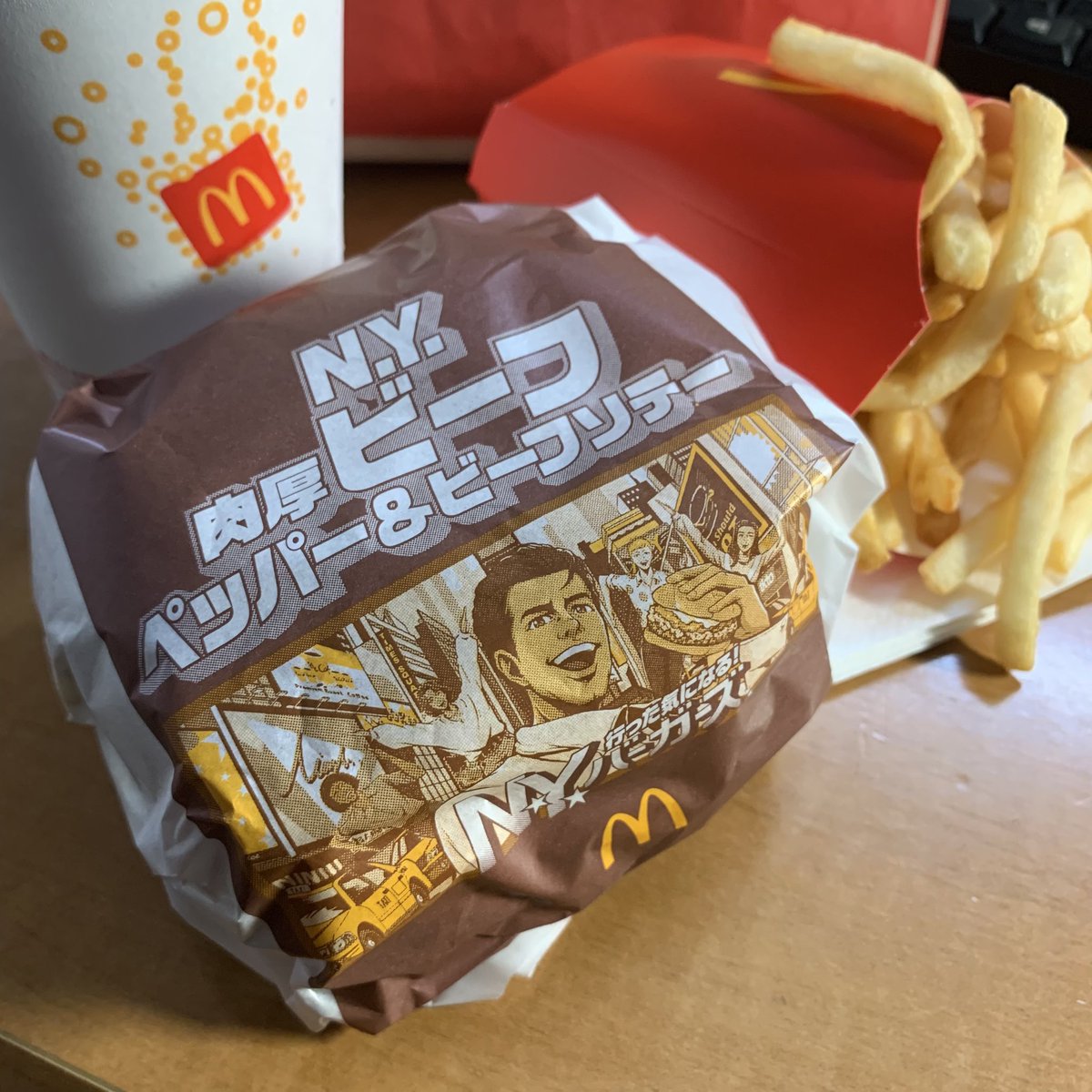 D_Dinner_Fukui's tweet photo. かなり久しぶりにマック🍔
健康に気をつけて避けてたけどやっぱり美味しいよね。
しばらく行かない間にストロー無くなってエコになってた！あー、また行きたいけど。身体が…
#マクドナルド #NYバーガー #坂井市 https://t.co/cSL2cZNhqk