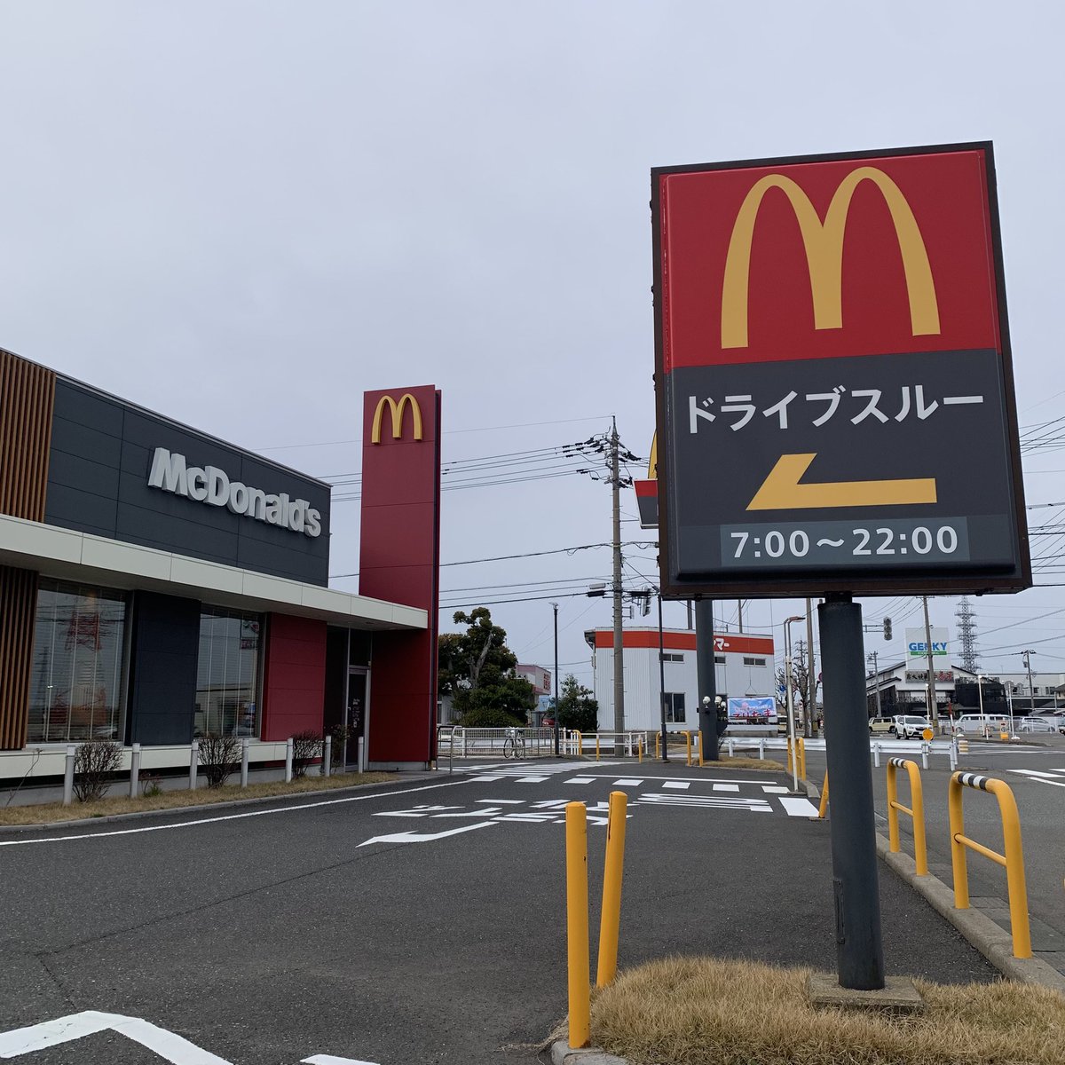 D_Dinner_Fukui's tweet photo. かなり久しぶりにマック🍔
健康に気をつけて避けてたけどやっぱり美味しいよね。
しばらく行かない間にストロー無くなってエコになってた！あー、また行きたいけど。身体が…
#マクドナルド #NYバーガー #坂井市 https://t.co/cSL2cZNhqk