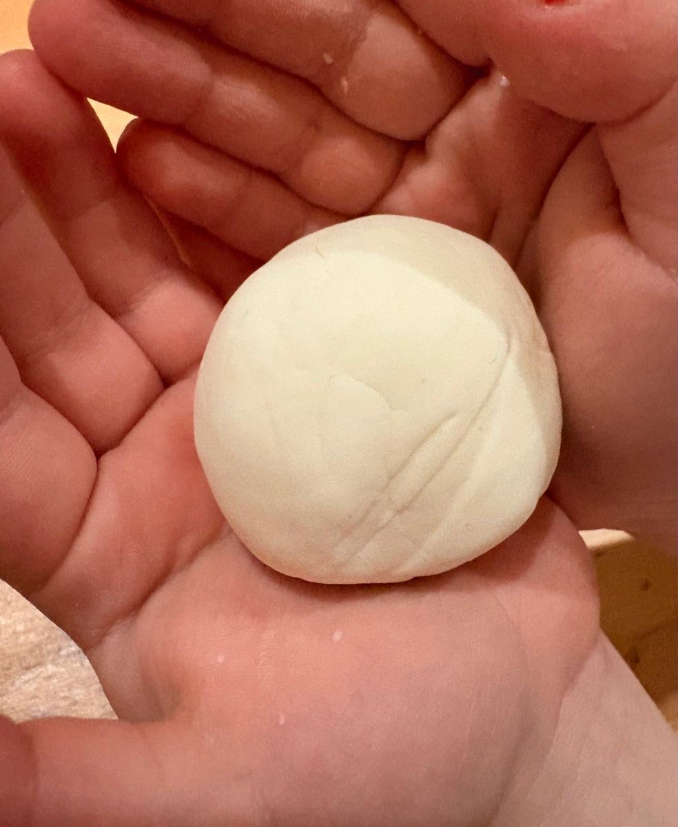 IERAlberti's tweet photo. Els infants de la classe dels Unicorns, I5, han fet massa de núvol amb Maizena i han experimentat amb la seva textura suau i sorprenent. ☁️ ✨ 
Una activitat sensorial que ens ha fet descobrir, imaginar i aprendre tot jugant! 💛 https://t.co/bdNZdYysDk