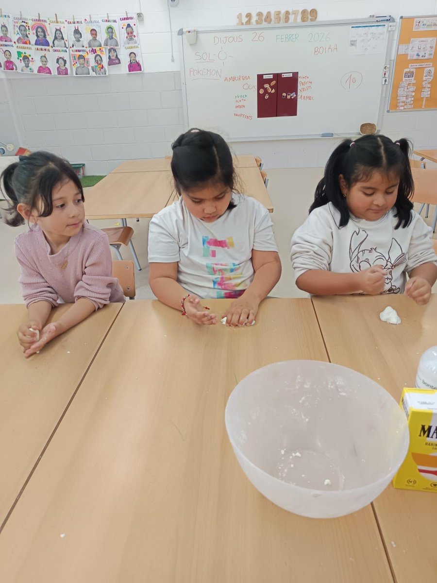 IERAlberti's tweet photo. Els infants de la classe dels Unicorns, I5, han fet massa de núvol amb Maizena i han experimentat amb la seva textura suau i sorprenent. ☁️ ✨ 
Una activitat sensorial que ens ha fet descobrir, imaginar i aprendre tot jugant! 💛 https://t.co/bdNZdYysDk