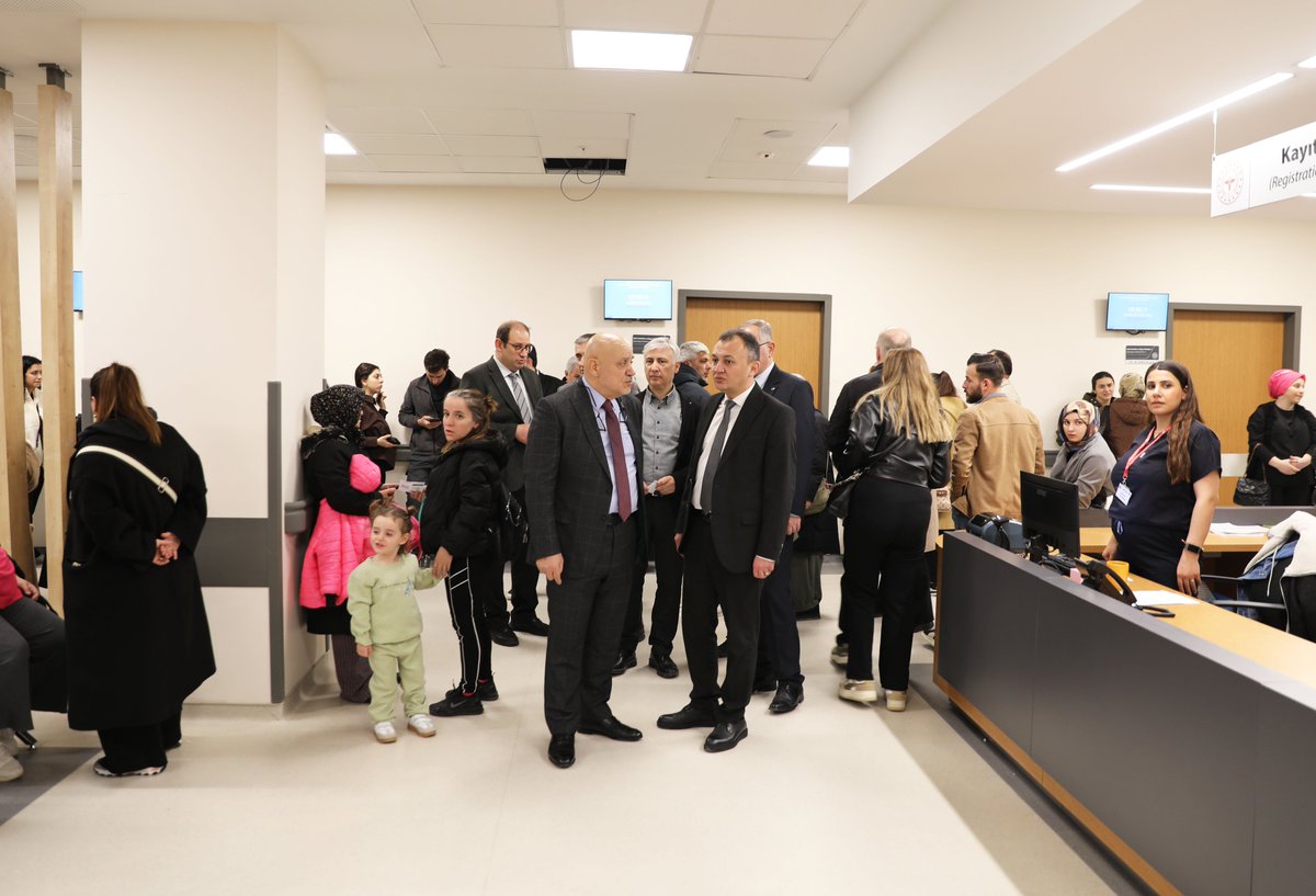 samsunilsaglik's tweet photo. Samsun Şehir Hastanemizin hizmet giren Kadın Doğum ve Çocuk Hastalıkları kliniklerini ziyaret eden Sağlık Müdürümüz Uzm. Dr. Mustafa Uras, yapılan düzenlemelerle ilgili Hastane Başhekimimiz Doç. Dr. Mahmut Ulubay'dan bilgi aldı.

Detaylar İçin ⤵️
https://t.co/YI5utdJnd6 https://t.co/ODgzeXYwgJ