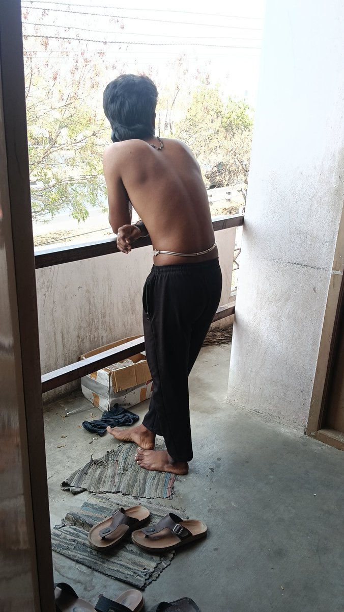 Vers7575's tweet photo. My Roommate Romba nallaa saitu adichitu irunthe Today Yarume Illatha Time la Pesi moodethivitu Oombite Semma sunni vachirukka enoda Vaiye pathala avlo perusu 7'6 inches 😍😍 NXT Post la Video release Panidalam ok va Guys 😍🫂 https://t.co/mrN7kmQFD6