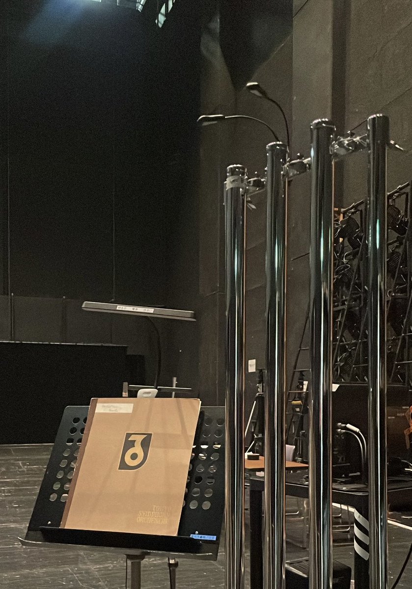 asakaperc's tweet photo. 新国立劇場にてヴェルディ作曲、｢リゴレット｣公演に東京交響楽団さまのエキストラとして出演させていただきました🎻
⁡
初めての憧れの会場で、こんなにも素晴らしい公演に携わらせていただけて、心の底から幸せでした。
⁡
皆様本当にありがとうございました！ https://t.co/7Net0jMgnF