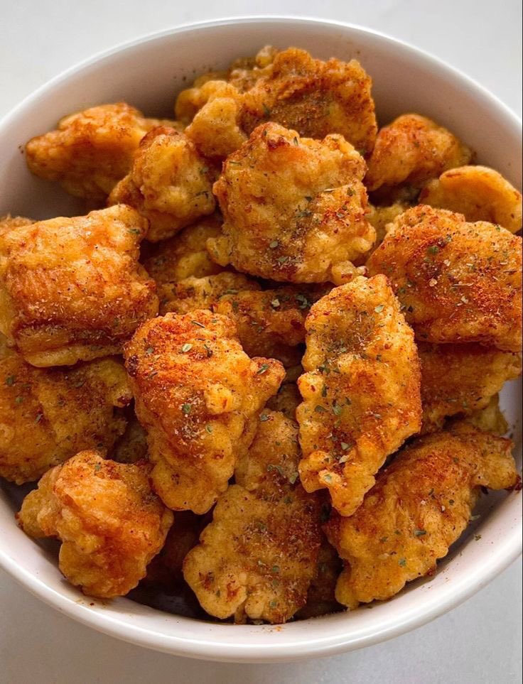 eatsimple_x's tweet photo. Resep Simple Spicy Crispy Chicken Popcorn🍗🍿🌶️

Bahan-Bahan: 

• 250 gram dada ayam, potong dadu 
• 150 ml buttermilk (atau campuran 150 ml susu + 1 sdm air perasan lemon, diamkan 5 menit)
• 1 sdt garam
• 1/2 sdt lada bubuk
• 1/2 sdt bawang putih bubuk
• 1/2 sdt cabai bubuk
• 1 butir telur, kocok lepas

Bahan Tepung:

• 100 gram tepung terigu
• 50 gram tepung maizena
• 1/2 sdt garam
• 1/2 sdt cabai bubuk
• 1/2 sdt paprika bubuk 
• 1/4 sdt lada putih
• 1/4 sdt bawang putih bubuk
• 1/4 sdt jahe bubuk (opsional)
• Secukupnya kaldu bubuk (opsional sesuai selera jika ingin lebih gurih)

Bahan Taburan:

• Cabai bubuk sesuai selera
• Parsley kering tabur sesuai selera

Pict: Pinterest
Thanks 𝕏