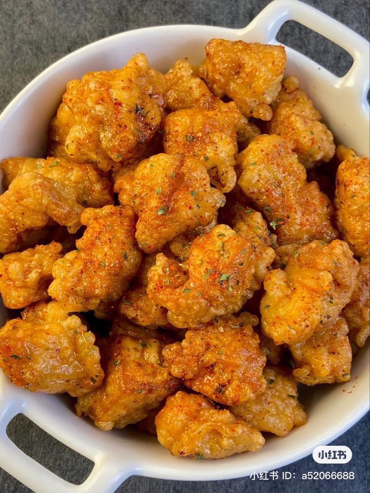 eatsimple_x's tweet photo. Resep Simple Spicy Crispy Chicken Popcorn🍗🍿🌶️

Bahan-Bahan: 

• 250 gram dada ayam, potong dadu 
• 150 ml buttermilk (atau campuran 150 ml susu + 1 sdm air perasan lemon, diamkan 5 menit)
• 1 sdt garam
• 1/2 sdt lada bubuk
• 1/2 sdt bawang putih bubuk
• 1/2 sdt cabai bubuk
• 1 butir telur, kocok lepas

Bahan Tepung:

• 100 gram tepung terigu
• 50 gram tepung maizena
• 1/2 sdt garam
• 1/2 sdt cabai bubuk
• 1/2 sdt paprika bubuk 
• 1/4 sdt lada putih
• 1/4 sdt bawang putih bubuk
• 1/4 sdt jahe bubuk (opsional)
• Secukupnya kaldu bubuk (opsional sesuai selera jika ingin lebih gurih)

Bahan Taburan:

• Cabai bubuk sesuai selera
• Parsley kering tabur sesuai selera

Pict: Pinterest
Thanks 𝕏