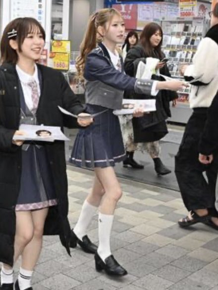 すれ違う人全員に配る勢いで
｢代々木！！｣｢AKB！！！｣｢いる？｣って
必死に配ってたから体勢全部これでおもろい

まじ大量に配りました！！！！！！✊🏻
貰ってくれた人に追いで自転車のカゴの中に
入れてみたりもした🤫
貰ってくれた方ありがとう🫶🏻
代々木遊びに来てちょ(*•̀ㅁ•́*)🪄