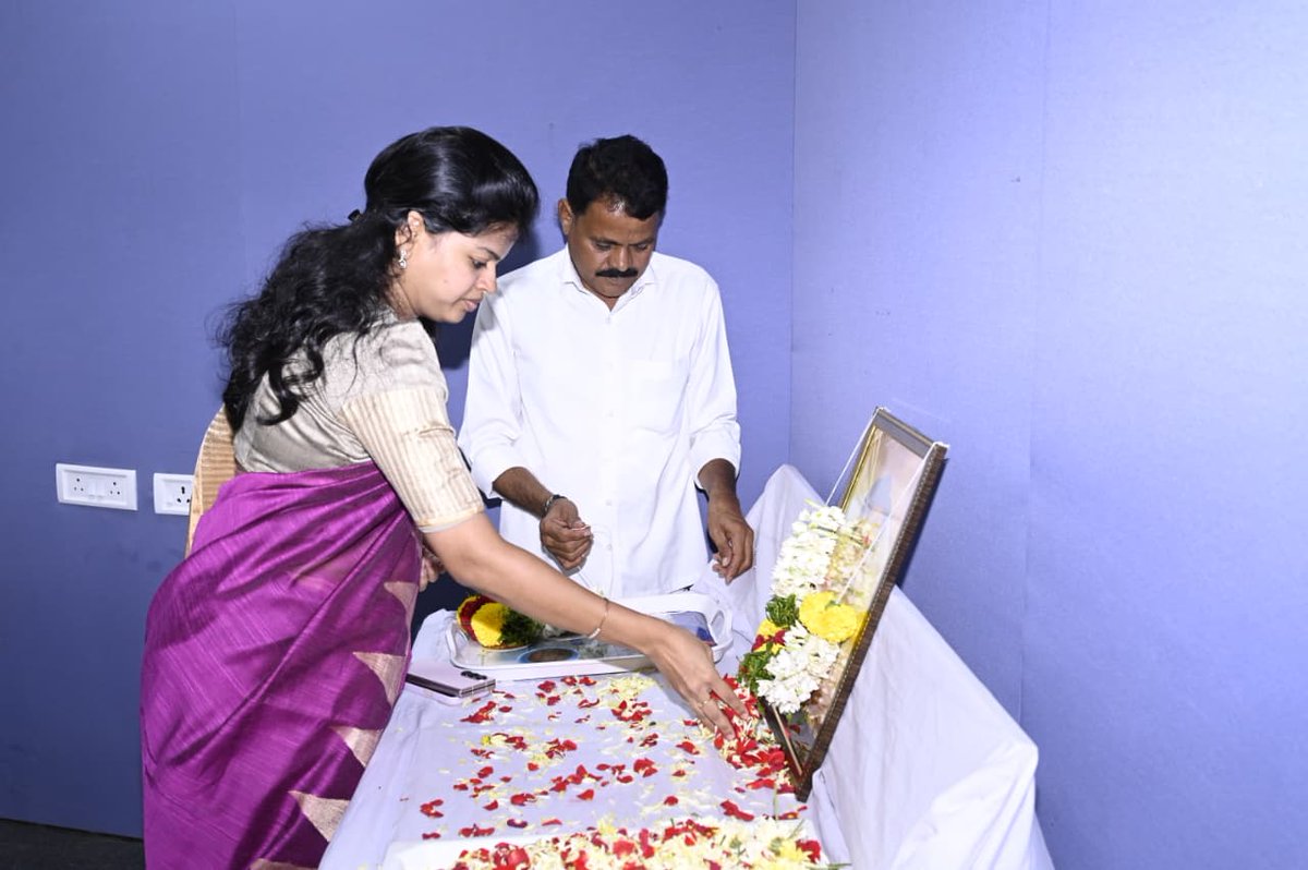 దివంగత శాసనసభ స్పీకర్ దుద్దిళ్ల శ్రీపాదరావు జయంతి వేడుకలు సోమవారం కలెక్టరేట్‌ లో నిర్వహించారు. ఈ సందర్భంగా జిల్లా కలెక్టర్  ఆయన చిత్ర పటానికి పూలమాల వేసి ఘనంగా నివాళులర్పించారు.