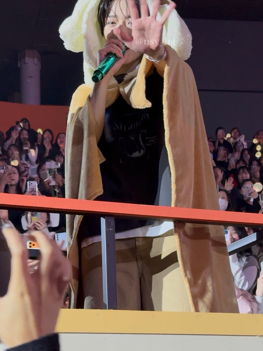 nsy_bg's tweet photo. 260227 MOA CON🍀

トロッコ目の前だったので、ボムギュにお手振り貰えた🧸😭💖
動画はめちゃくちゃブレてたから写真で📷✨
バムグッになったボムギュ可愛すぎたᐡ ᵒ̴ ᵕ ᵒ̴ ᐡ♡

 #ボムギュ #범규 #BEOMGYU
#TXT_MOACON https://t.co/gsRuHsfdGw