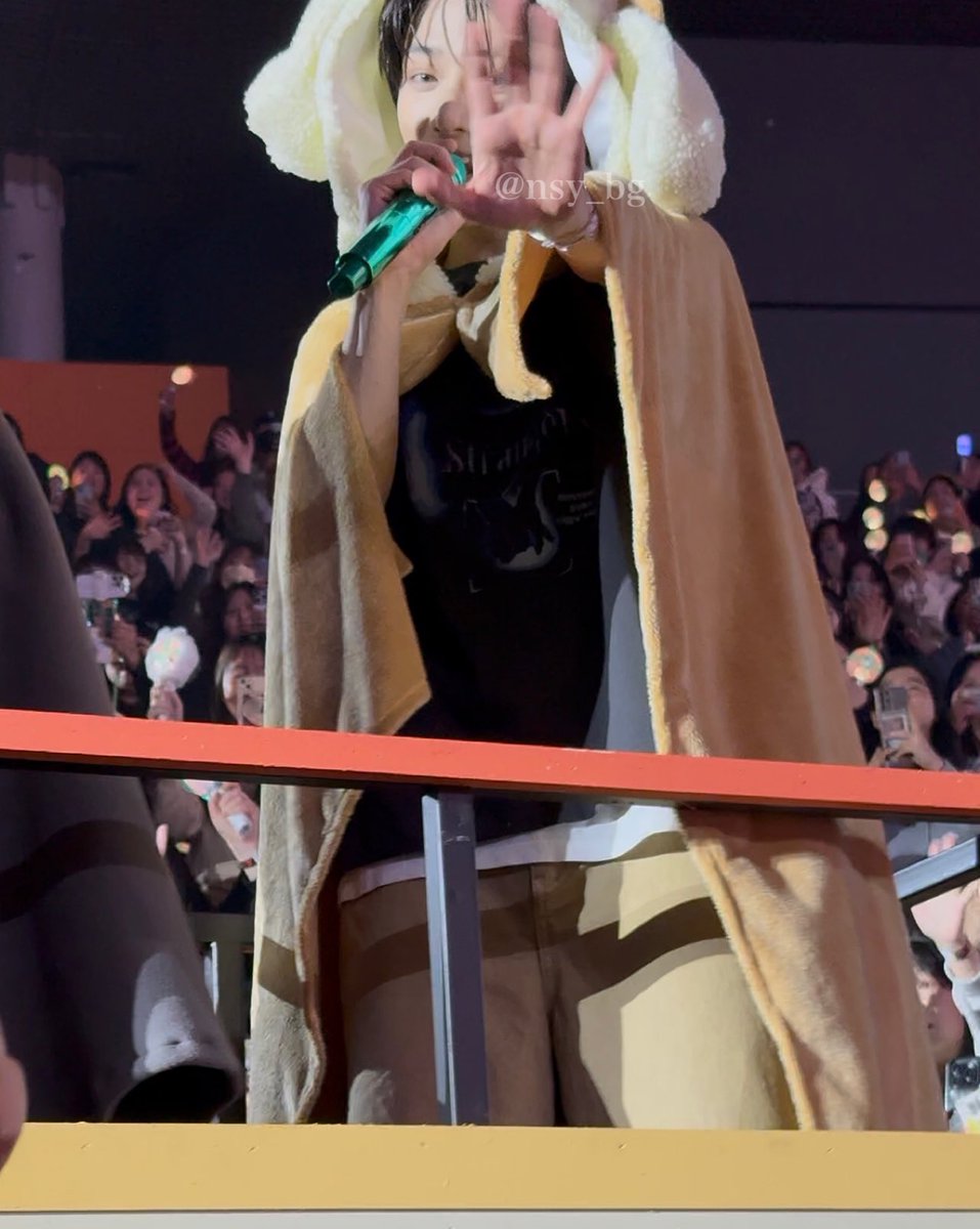 nsy_bg's tweet photo. 260227 MOA CON🍀

トロッコ目の前だったので、ボムギュにお手振り貰えた🧸😭💖
動画はめちゃくちゃブレてたから写真で📷✨
バムグッになったボムギュ可愛すぎたᐡ ᵒ̴ ᵕ ᵒ̴ ᐡ♡

 #ボムギュ #범규 #BEOMGYU
#TXT_MOACON https://t.co/gsRuHsfdGw