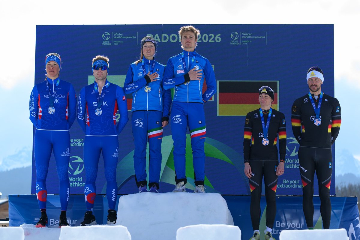 triathlon_dt's tweet photo. 🥉Bronze bei der #WinterWM!
Lorena Erl & Sebastian Neef holen im Mixed Relay Rang drei für die #DTU.
Das Team reist mit 14 Medaillen ab: 9× Gold, 2× Silber, 3× Bronze – starke #AgeGroup-Ergebnisse inklusive.
#Padola2026 Mehr dazu: https://t.co/syvJHYqFy7 https://t.co/XfC6SQxSkk