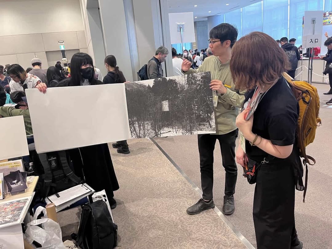 お声がけ下さり、ポスターサイズという扱いの難しい写真集を限られたスペースに設置する工夫をして下さって、ありがとうございました。ブースが端だったお蔭で、中をご覧になりたいお客様に即興上演会的な見せ方が出来た事も楽しい想い出です。二人がかりで捲って見せる、どこまでも身体的な写真集。