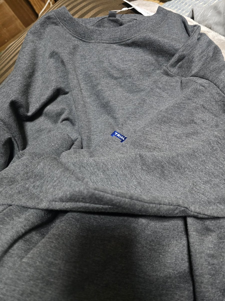 seikimastu0425's tweet photo. 親戚たちが、こぞってTRIALのスウェット買ってたから
ワイも買っちまったよ。
700円くらいだったけど
これめっちゃいいな！！！！
生地の厚さもマジで丁度いいな！！！ https://t.co/Gxr2dfJ5UA