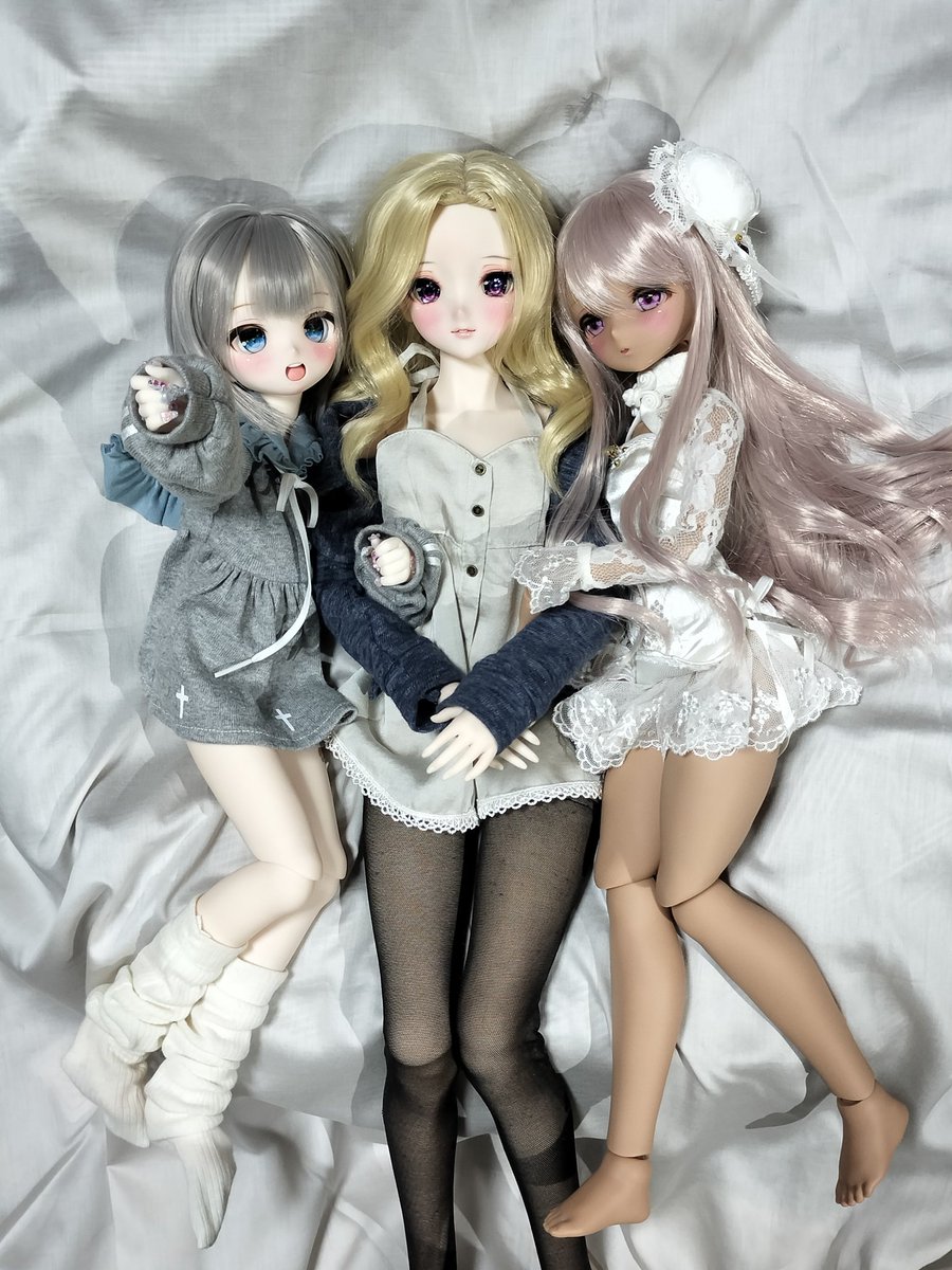 待ち受けこれなんすけど、そろそろ12ちゃんもいれた写真に変えたい。あと男ドール3体の写真も撮りたいですな