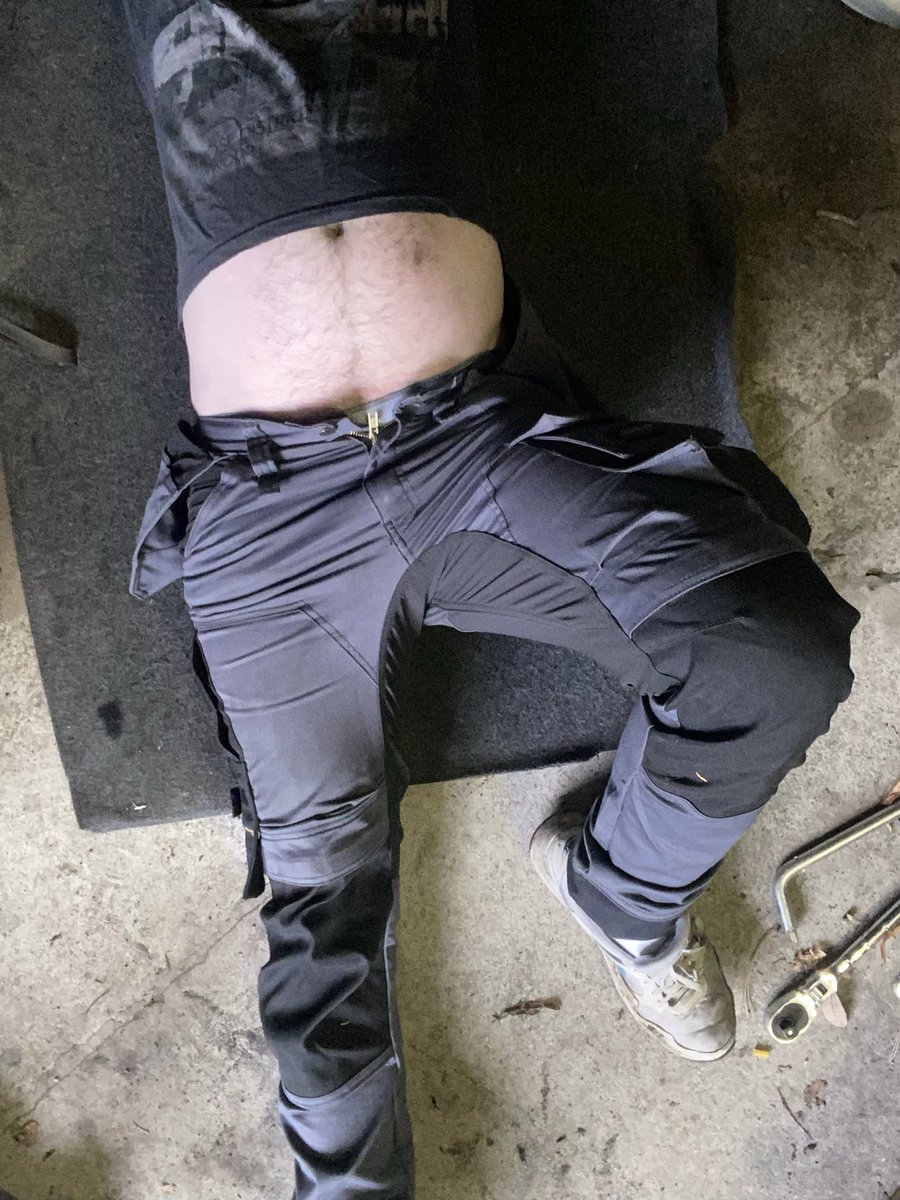 GainingDubLad's tweet photo. You walk into the garage to check on your car and see this sticking out from under it, whatโs your next move?
#GayMechanic #WorkwearKink #GearFetish #Snickers #HairyGut #NSFW #Gainer #GayDublin https://t.co/HtIl1Vqv6Y