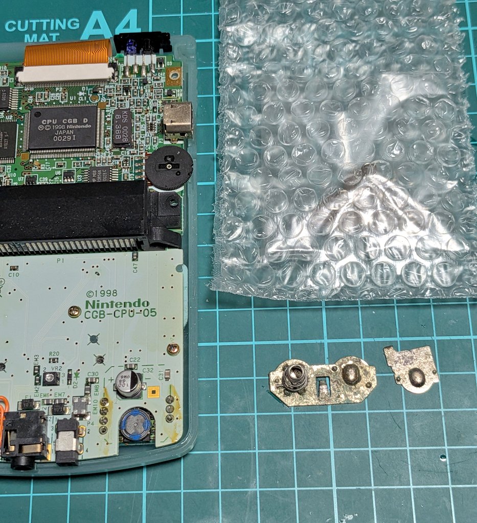 前に買った ゲームボーイカラー トイザらス限定のジャンク品を修理する