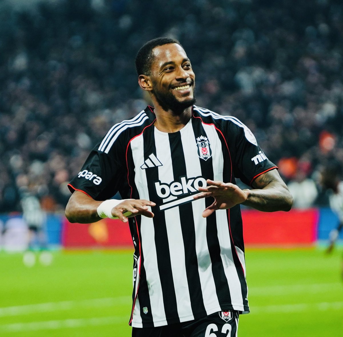 Beşiktaş’ın en büyük eksikliği defanstan çıkarken kısıtlı aksiyonunun olmasıydı.

Amir Murillo bu eksikliği kapatarak son 3 maçta ligdeki bekler arasında defanstan hücuma taşınan top sayısında lig lideri konumunda🥇

Makine.

-Ömer Fikret Şen/Fix Analiz