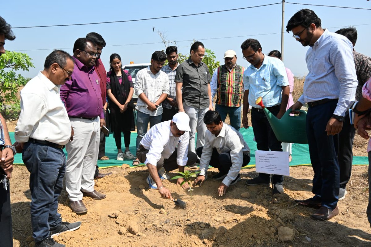 TusharCPMB's tweet photo. Maiden visit of Sj Sachin R. Jhadav,IAS, Commissioner cum Secretary, Agriculture &amp; Farmer's empowerment Department, Govt of Odisha to Different projects of Agriculture department in Sambalpur District
@krushibibhag @DmSambalpur @chief_dist89210 @CMO_Odisha https://t.co/OxZyQaTar4