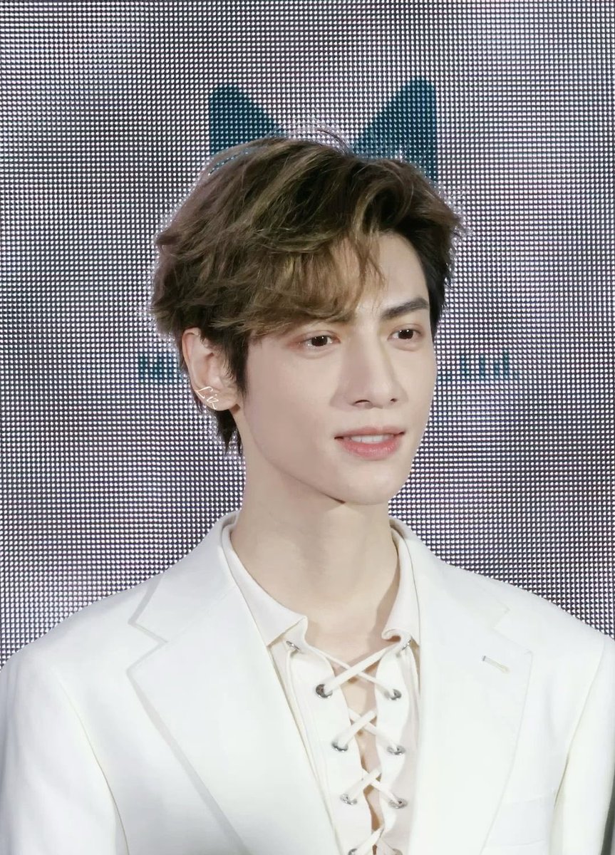 🦊後ろのMが…耳生えてるみたいで可愛い🤣🫶

#罗云熙 #LuoYunxi