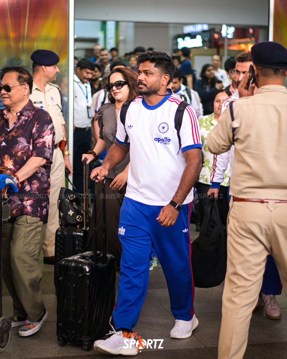 raysportz_cric's tweet photo. Touchdown Mumbai ✈️🔥

Team India arrives from Kolkata for the Semi-Final vs England. 🇮🇳🏏

Head Coach Gautam Gambhir spotted in an intense discussion with Bumrah - big plans loading for the big night. 💬🎯

#TeamIndia #INDvsENG #T20WorldCup #Raysportzcricket https://t.co/BL6WTcoL3E