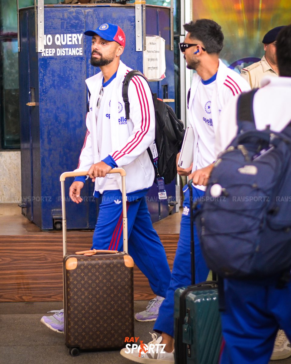 raysportz_cric's tweet photo. Touchdown Mumbai ✈️🔥

Team India arrives from Kolkata for the Semi-Final vs England. 🇮🇳🏏

Head Coach Gautam Gambhir spotted in an intense discussion with Bumrah - big plans loading for the big night. 💬🎯

#TeamIndia #INDvsENG #T20WorldCup #Raysportzcricket https://t.co/BL6WTcoL3E