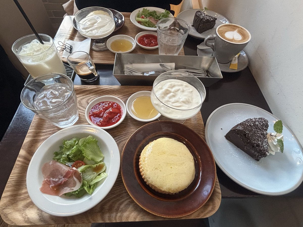 skskkumaaaa's tweet photo. 観音屋:チョコレートバスクチーズケーキ
先月友人とKITTEにて！
とろっとろで濃厚〜でもしつこくなくて美味( *ˊᵕˋ ) ⁾⁾
チョコ強めで、チーズはあまり感じなかったかも？なんぼでも食べられそ🌝
＋オールデイセットも頼んだんだけど、こっちのいちごソース付けても最高だったまた食べたい…☺️ https://t.co/vCosa56yta