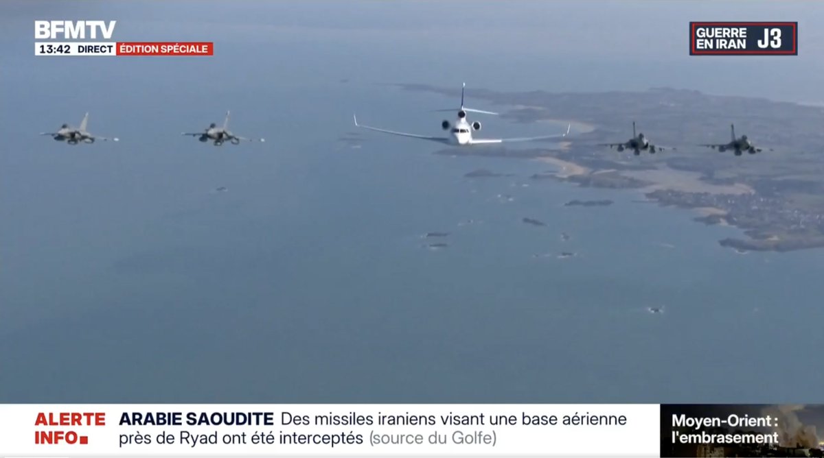 Emmanuel Macron se met en scène, escorté par quatre Rafale, pour se rendre en Bretagne.