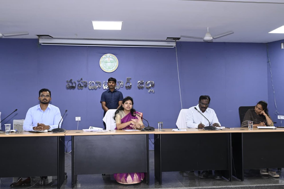 సోమవారం జిల్లా కలెక్టరేట్ ప్రధాన సమావేశ మందిరంలో  జిల్లా కలెక్టర్ స్నేహ శబరీష్,(స్థానిక సంస్థలు, రెవెన్యూ) అదనపు కలెక్టర్లు లెనిన్ వత్సల్ టొప్పో, కె.అనిల్ కుమార్, తో కలిసి ప్రజావాణి నిర్వహించి ప్రజల నుండి వినతులను స్వీకరించారు.
<a href="/TelanganaCMO/">Telangana CMO</a> 
<a href="/TelanganaCS/">Office of Chief Secretary, Telangana Govt.</a>