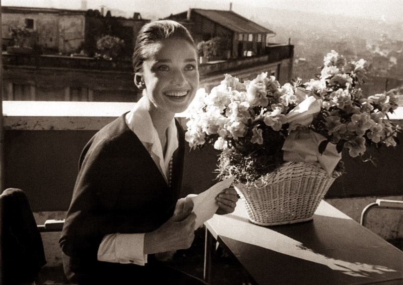 SoAudreyHepburn's tweet photo. Audrey Hepburn photographed by Pierluigi Praturlon on the terrace of the Hotel Hassler, on Piazza Trinità dei Monti, Rome, 1959 https://t.co/jEjqty938M