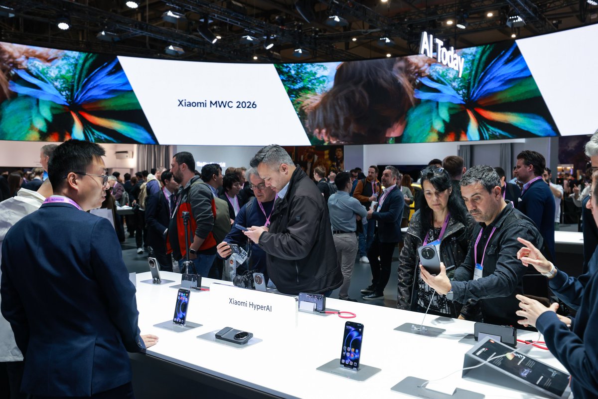 Xiaomi's tweet photo. This is what the future looks like. 📸
From AI Today to AI Tomorrow, Xiaomi brings the Al-powered Human x Car x Home smart ecosystem to the #MWC26, featuring the latest Xiaomi 17 Ultra and Leitzphone. Visitors are exploring every corner of the Xiaomi booth.
#TheNewWaveofAI https://t.co/4rYnQwgHD3