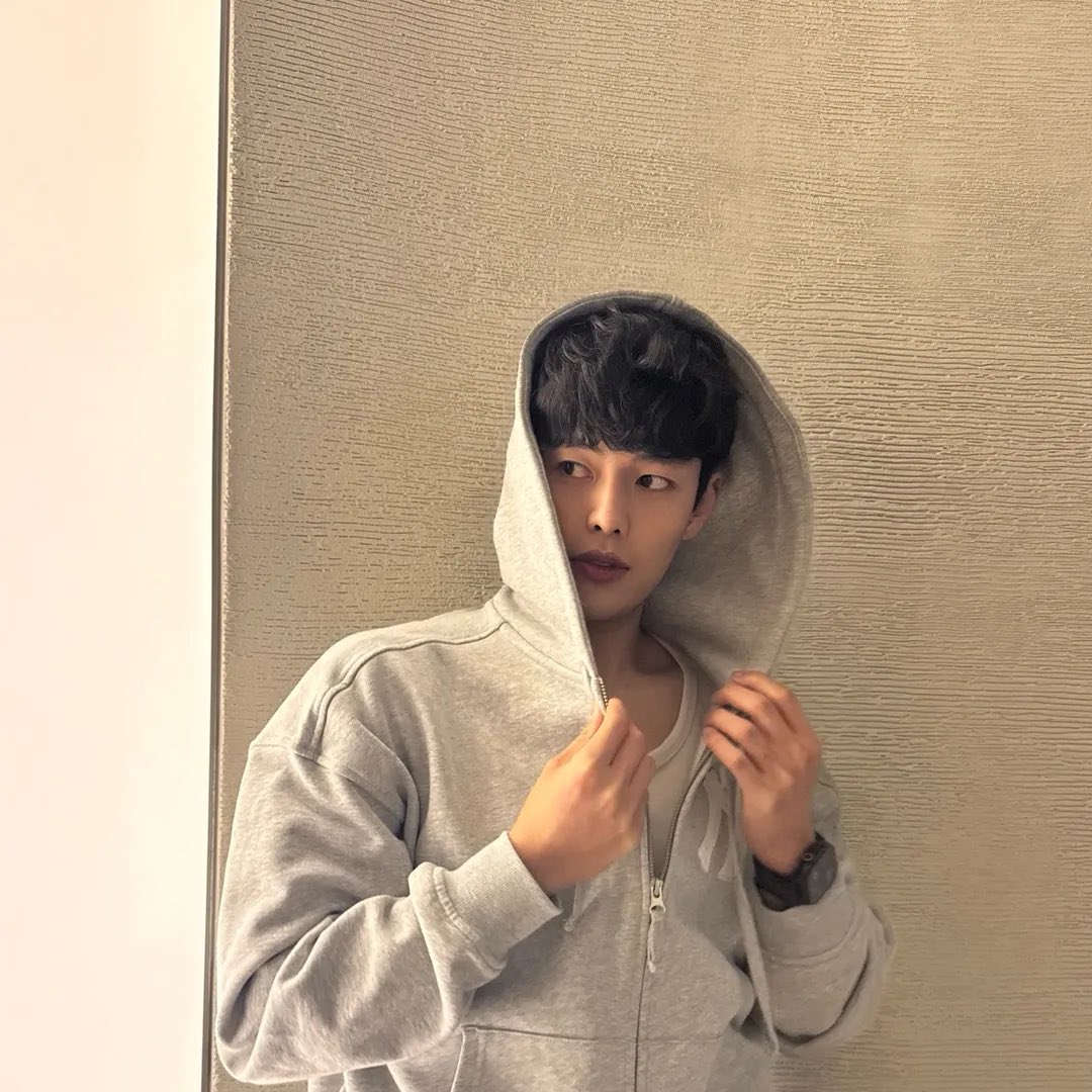 Yoobeen changed his tiktok profile pic

240401 vs 260302