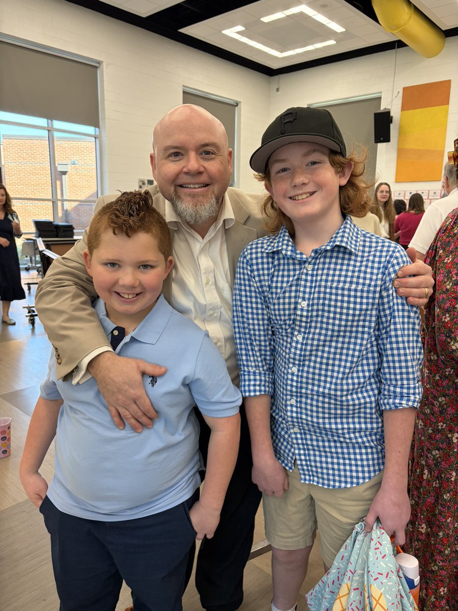 TheCornDog's tweet photo. Got to serve my boys communion for the first time yesterday. Historic day with 6 new communicants! https://t.co/CzGktO0aZu