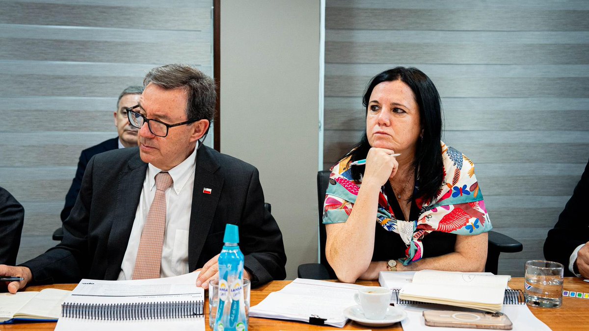 A esta hora se desarrolla el primer Comité de Seguridad, encabezado por el Presidente electo, <a href="/joseantoniokast/">José Antonio Kast Rist 🖐️🇨🇱</a>, junto a los futuros ministros de Interior, Seguridad, Defensa y Justicia.
La seguridad será prioridad del próximo Gobierno y eje central de su gestión.