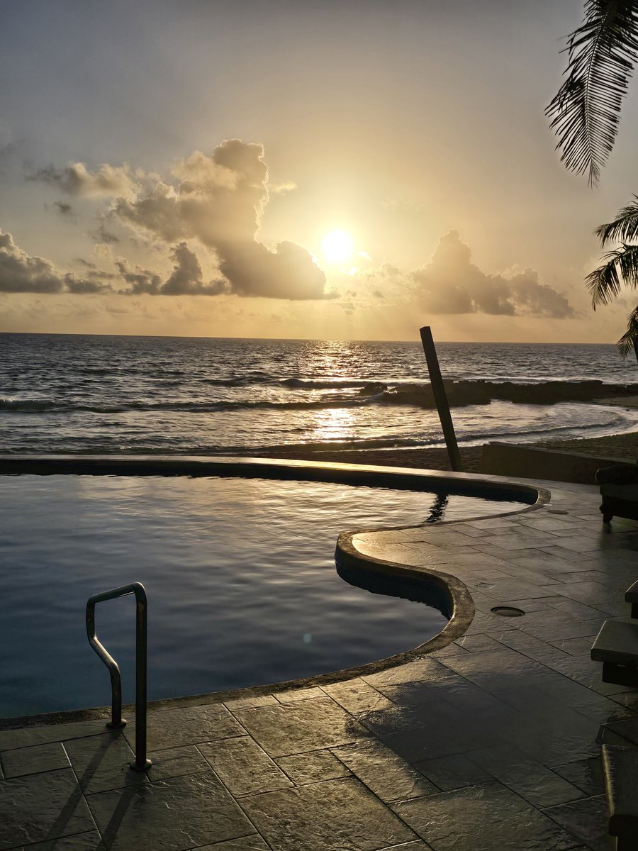 Another beautiful sunrise. 
#BeachVibes #GoldenHour #IslaMujeres