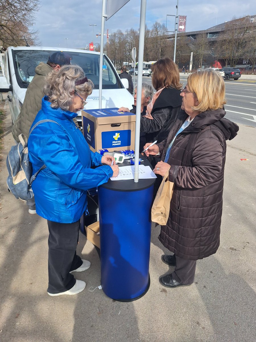 Rihard08's tweet photo. "Prava pomoč" na delu tudi v Šiški in Dravljah. Izmerijo ti pritisk, ugotovijo stanje in predlagajo edino možno terapijo:
22.03 2026, volite SDS. https://t.co/hImGR3TPNw
