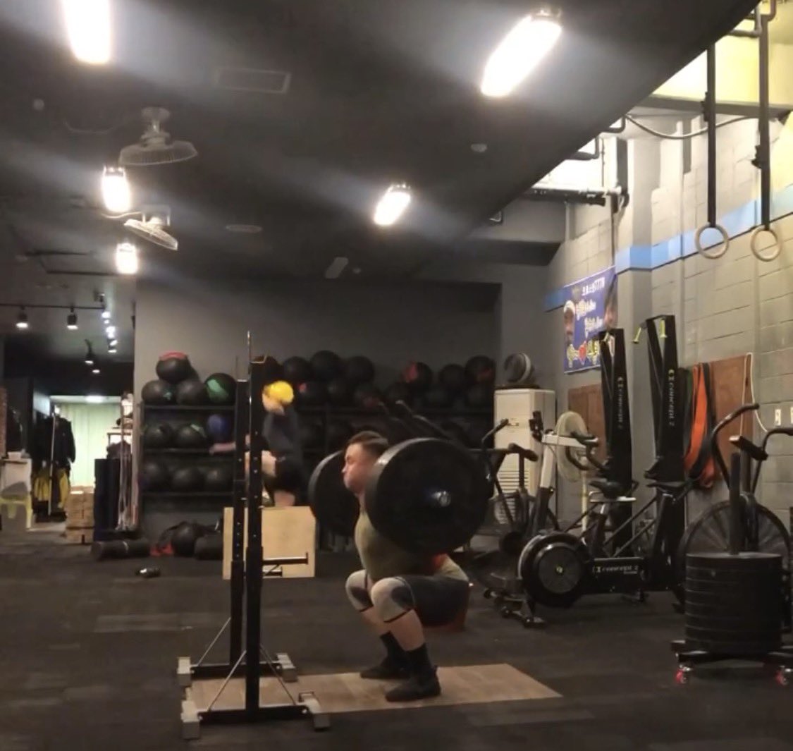 과거회상 1탄 주짓수에 이어 2탄 크로스핏 

2017년 시작했던 운동
지금은 크로스핏이 많이 알려졌지만
이때는 일일이 설명하고 다녀야했던😂

생각해보면 지금까지 하는 모든운동의
기초 체력을 만들어준 시기였던 것 같다

사진은 2019년 대구대회에서 
약 50개팀 중 1등했던날!!😁