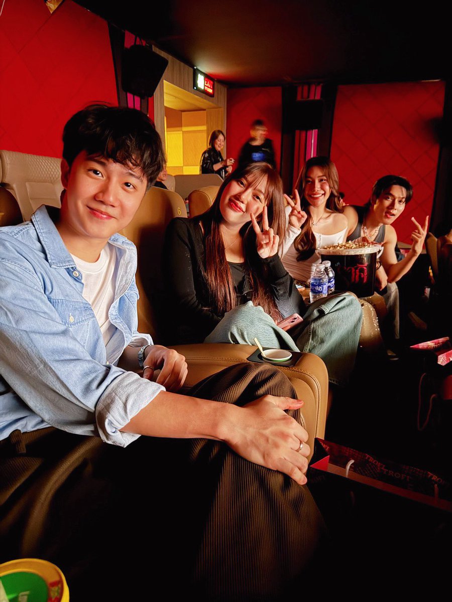 ytdtheseries's tweet photo. ระหว่างดูพี่เวียร์พี่เคลวินร้องเพลง แก๊งนี้ก็พร้อมมั่กกกก 

TOGETHER FOREVER LIKE YESTERDAY
#YesterdayEP5 https://t.co/U0o329QkXh