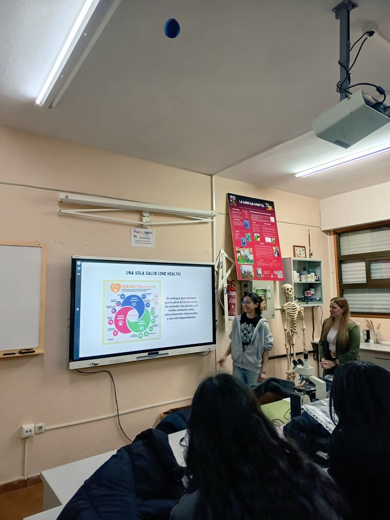 MicromundoTO's tweet photo. Comienza el proyecto #Micromundo en el @iesjuandelucena . Nuestras alumnas han explicado al estudiantado del IES el marco en el que se desarrolla el proyecto y todas las sesiones prácticas que van a realizar. ¡Arrancamos! 🧫🧫 https://t.co/cGKAIDzwYv